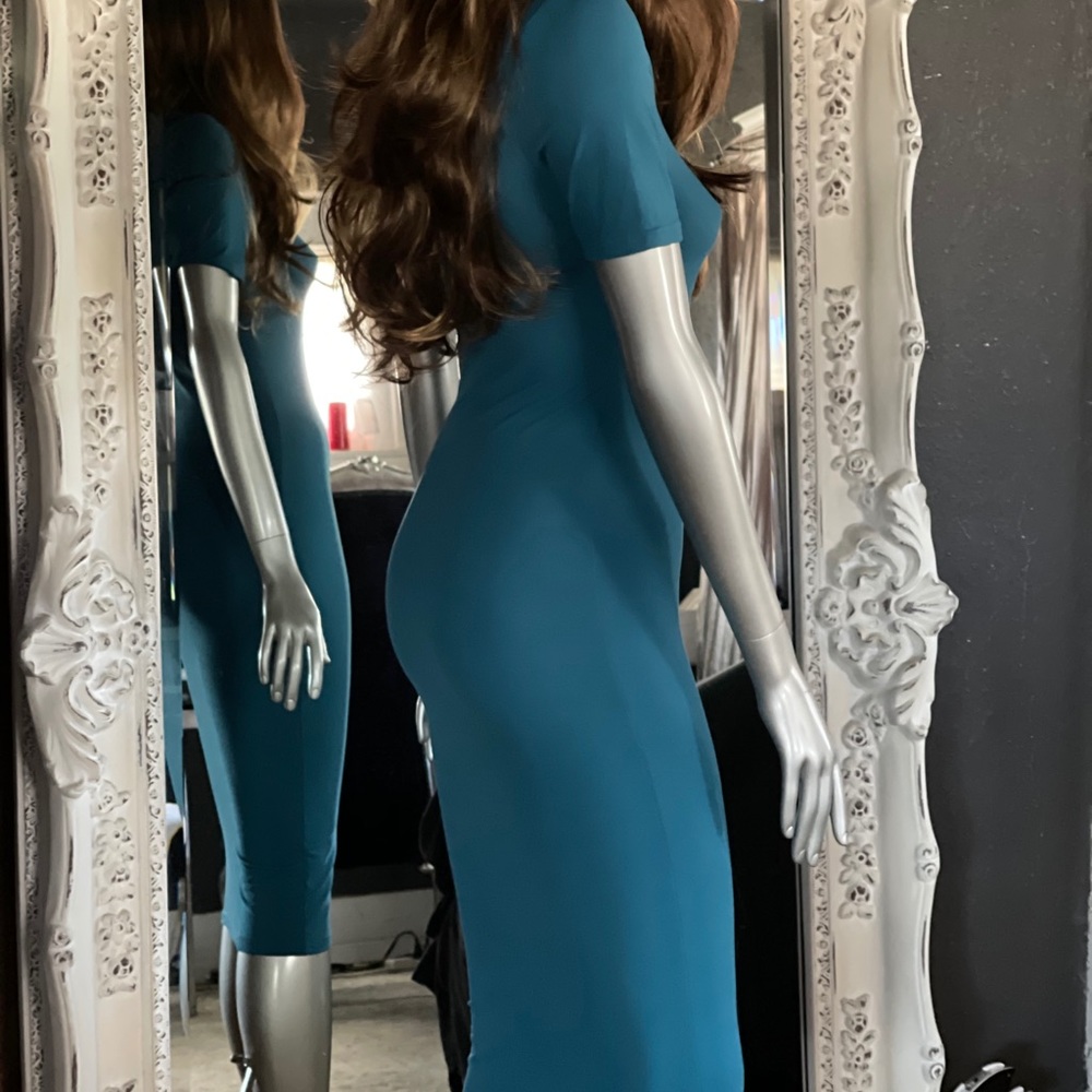 Pre-loved fitted midi dress w/ short sleeves - Picture 3 of 9